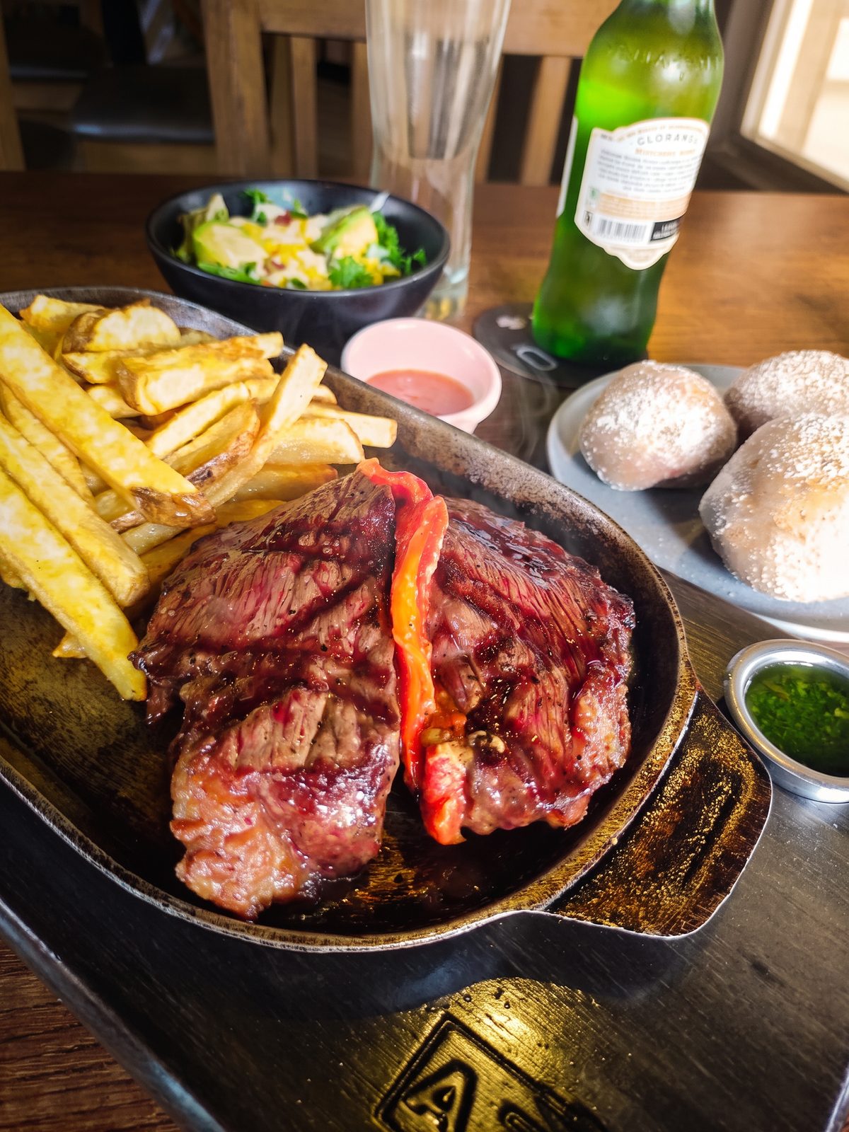Punta de anca a la parrilla con papas a la francesa, papa salada, ensalada y chimichurri