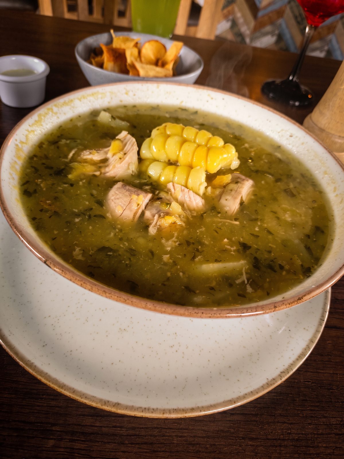 Plato de ajiaco con pollo y mazorca